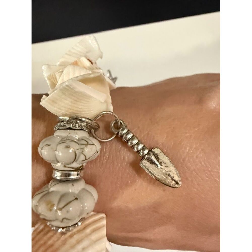 Beach-themed stretch seashell with silver-tone charms - Picture 2 of 5